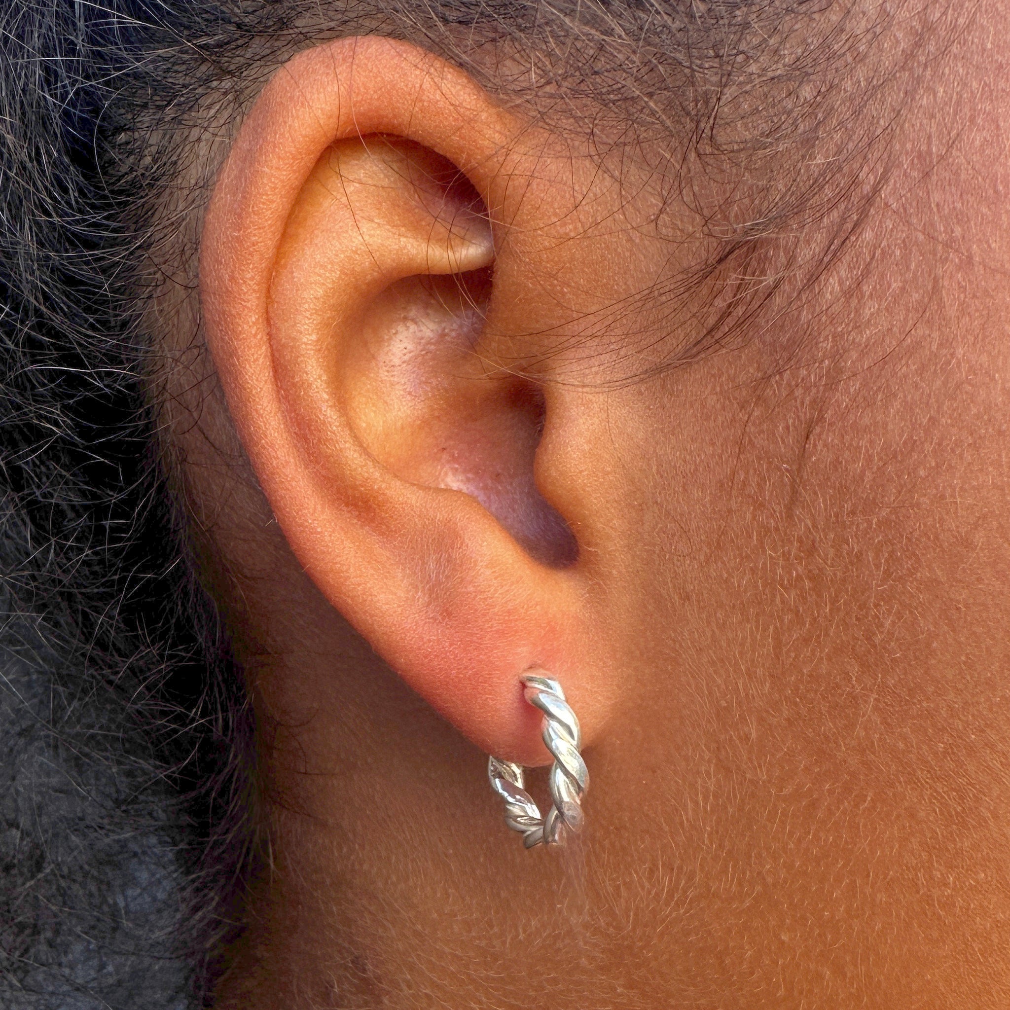 "Petites créoles torsadées Djoda en argent 925 - artisanales Bretagne EMIKemi"