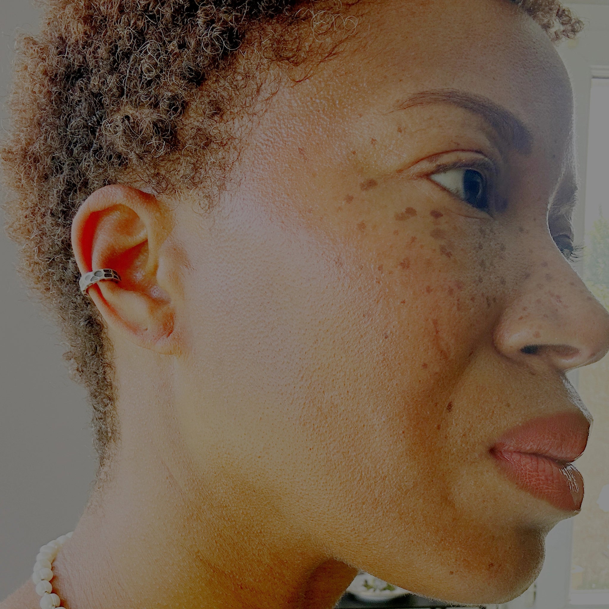 Earcuff Bineta argent 925 oxydé cratères lunaires porté collection Keloïd EMIKemi