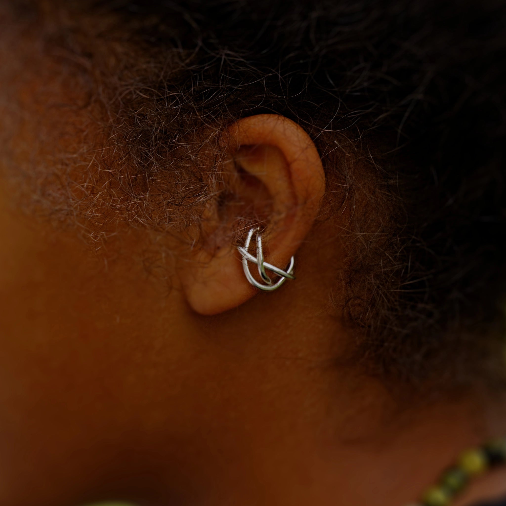 Earcuff Enitan argent 925 tresse filaire lâche porté, collection Keloïd