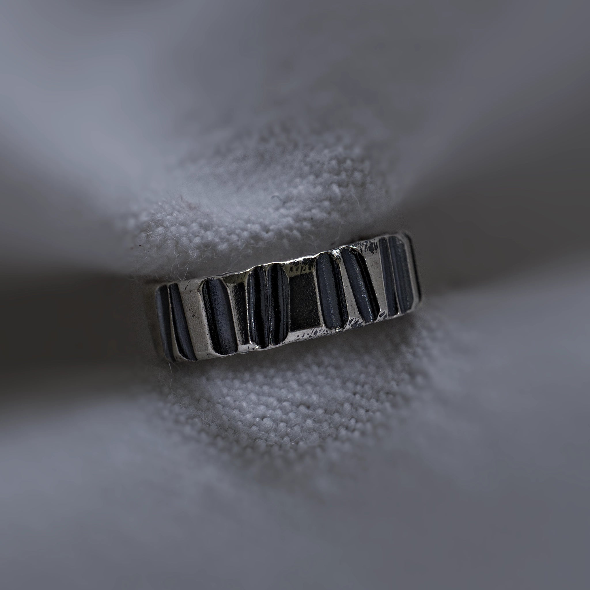 Earcuff Sade argent 925 oxydé stries verticales collection Keloïd EMIKemi