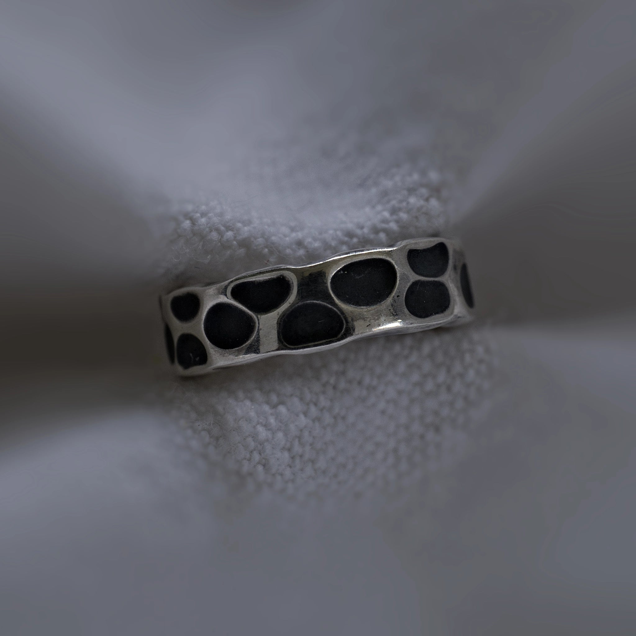 Earcuff Bineta argent 925 oxydé cratères lunaires collection Keloïd EMIKemi