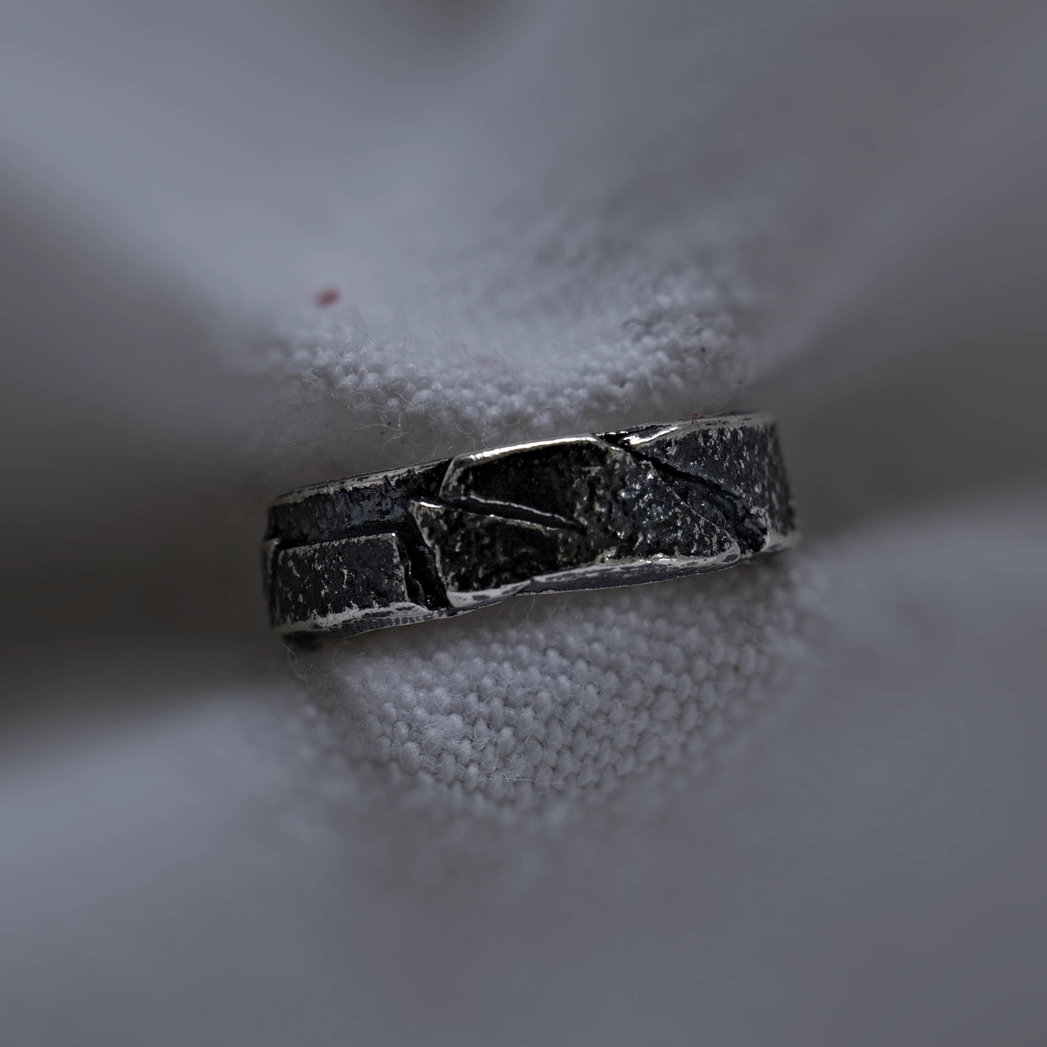Earcuff Zuri argent 925 oxydé texture craquelée collection Keloïd EMIKemi