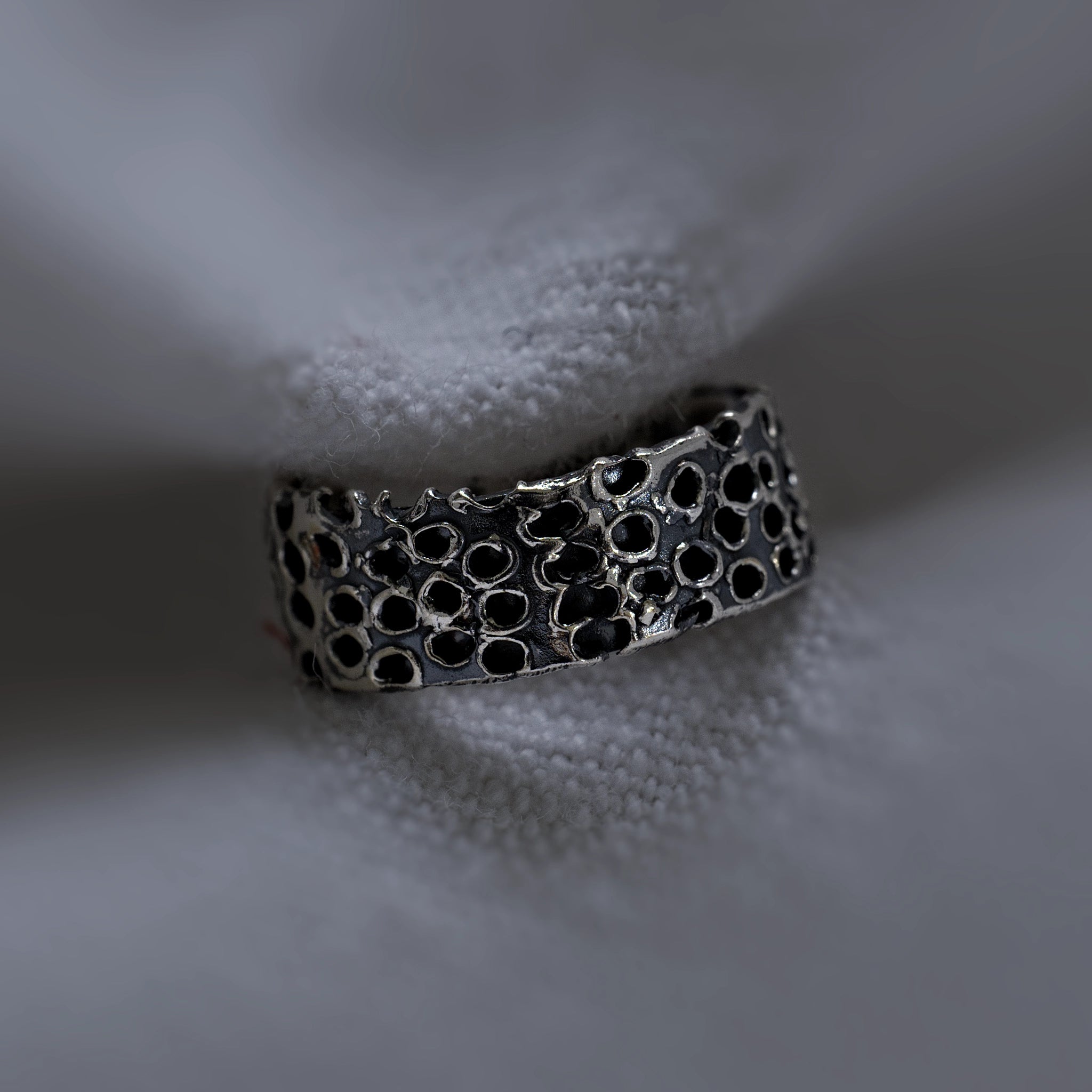 Earcuff Niara en argent 925 oxydé, texture perforée façon cratères, collection Keloïd EMIKemi