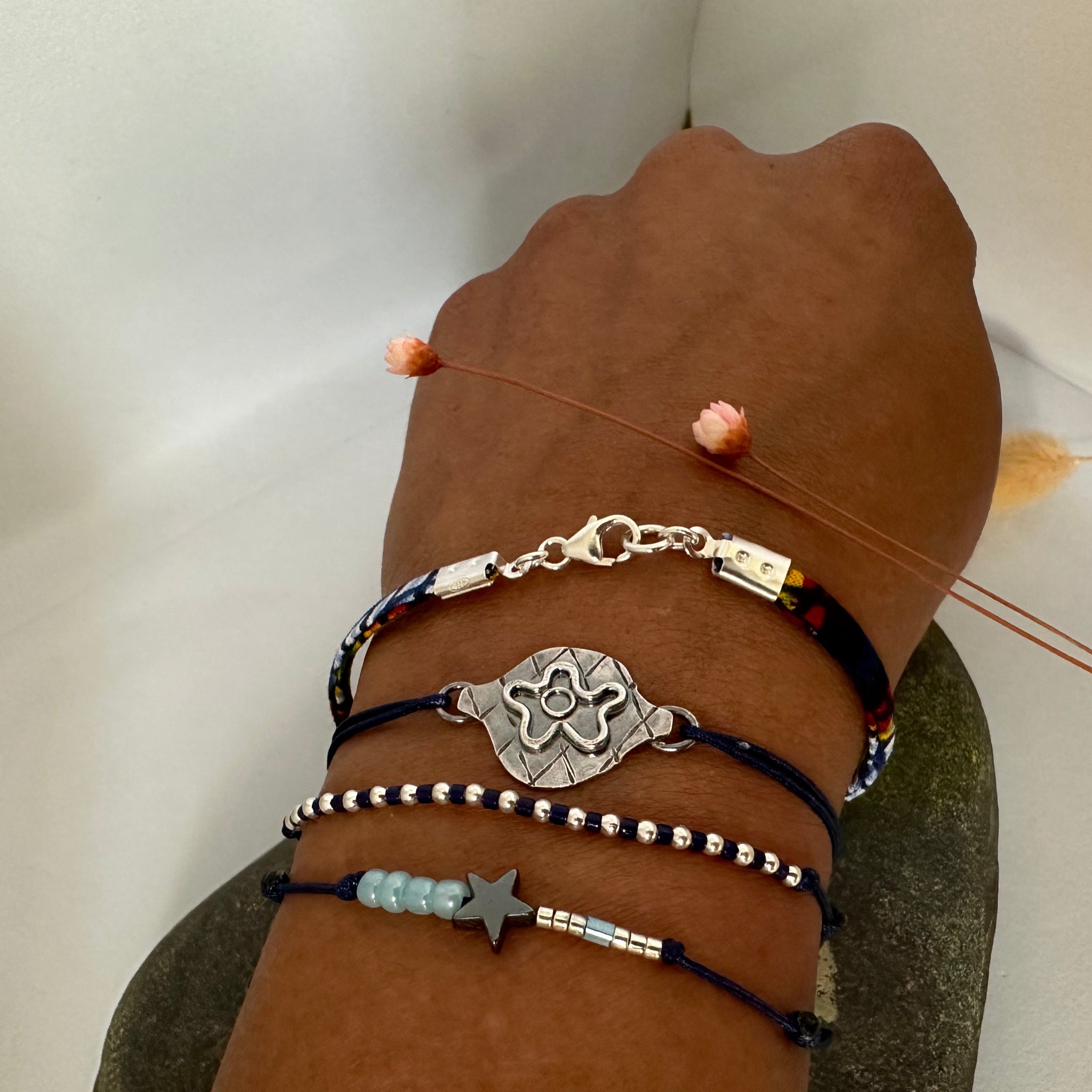 "Bracelet Esi en argent 925 oxydé - fleur en relief sur cordon bleu ajustable"