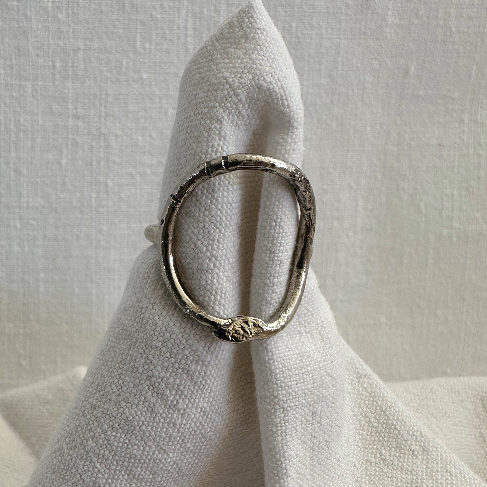 la bague réticulée avec des scarifications