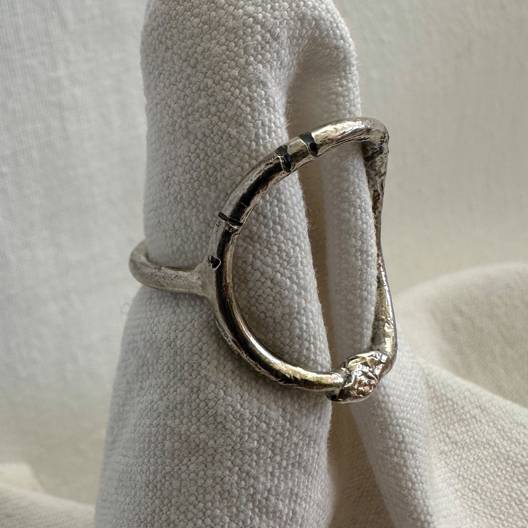 "Détail bague Adam - réticulation argent 925 scarifications artisanales"