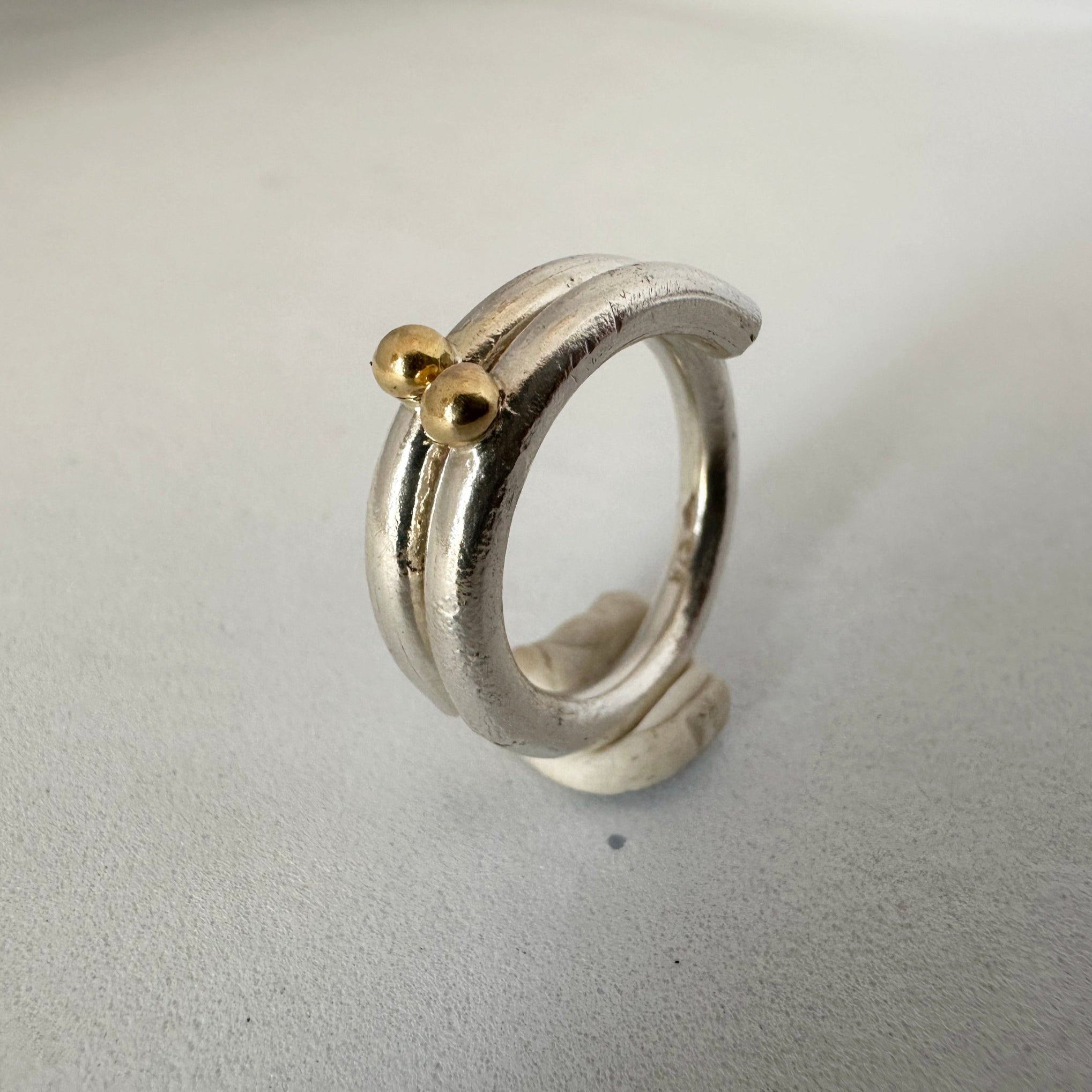 "Détail bague Ayodeji - pépites d'or 18K intégrées fil argent 925 3mm"