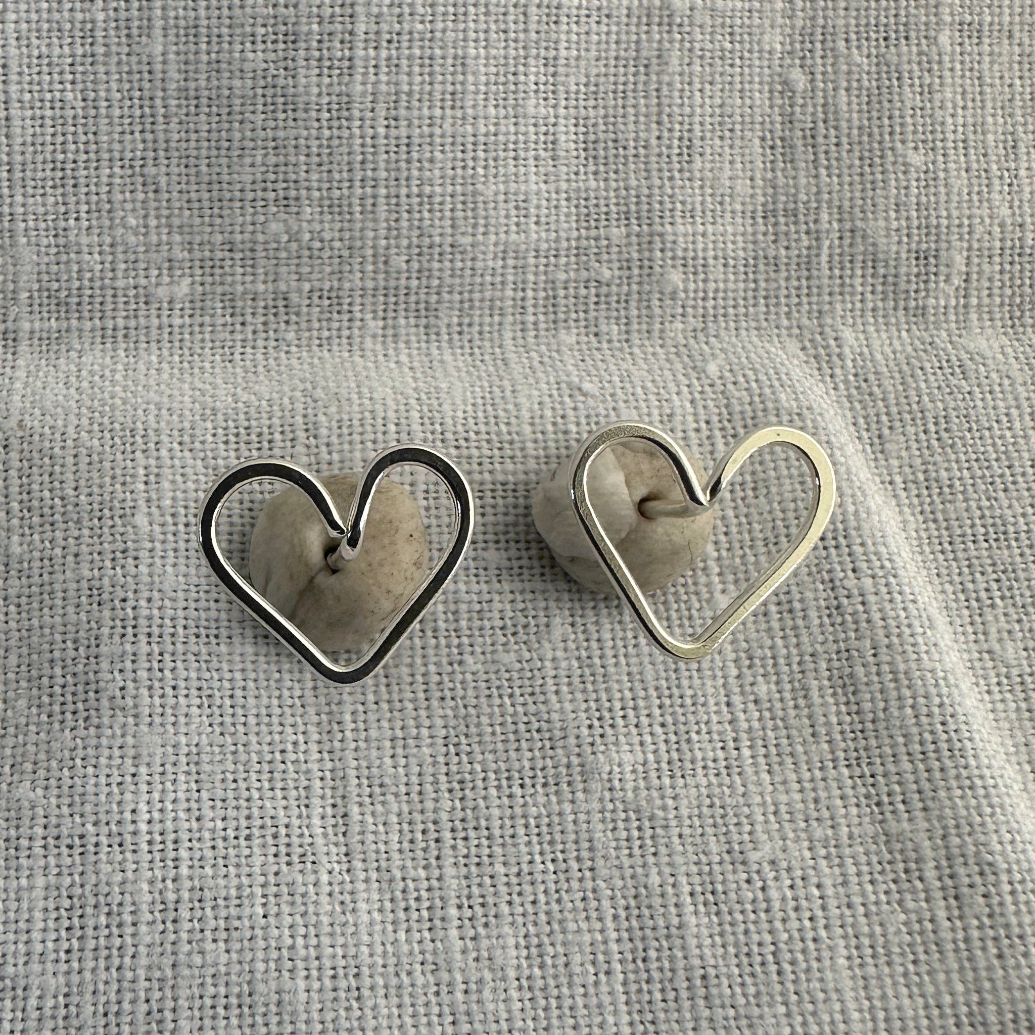 "Détail motif cœur en relief puces argent 925 collection Ngozi"