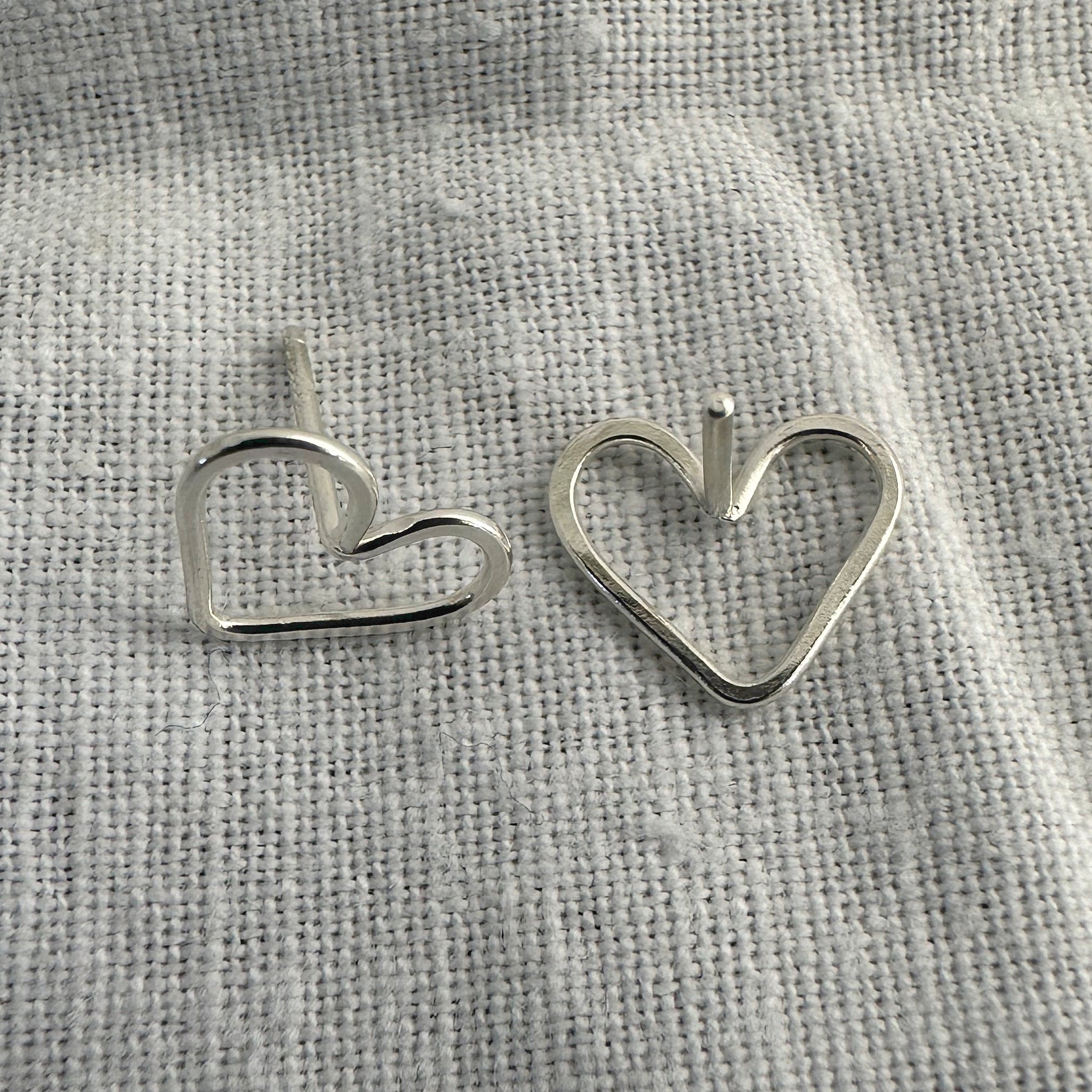 "Boucles d'oreilles puces plates argent 925 motif cœur Ngozi - bijoux minimalistes"