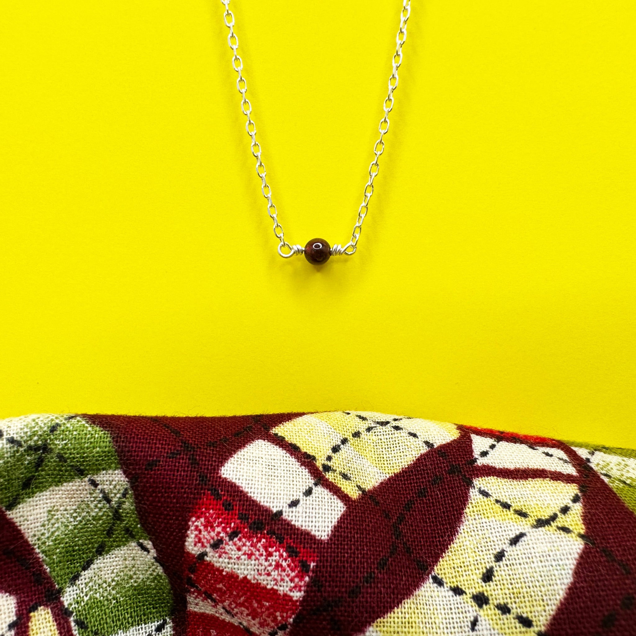 "Collier minimaliste Quibilah argent grenat - bijou artisanal français"