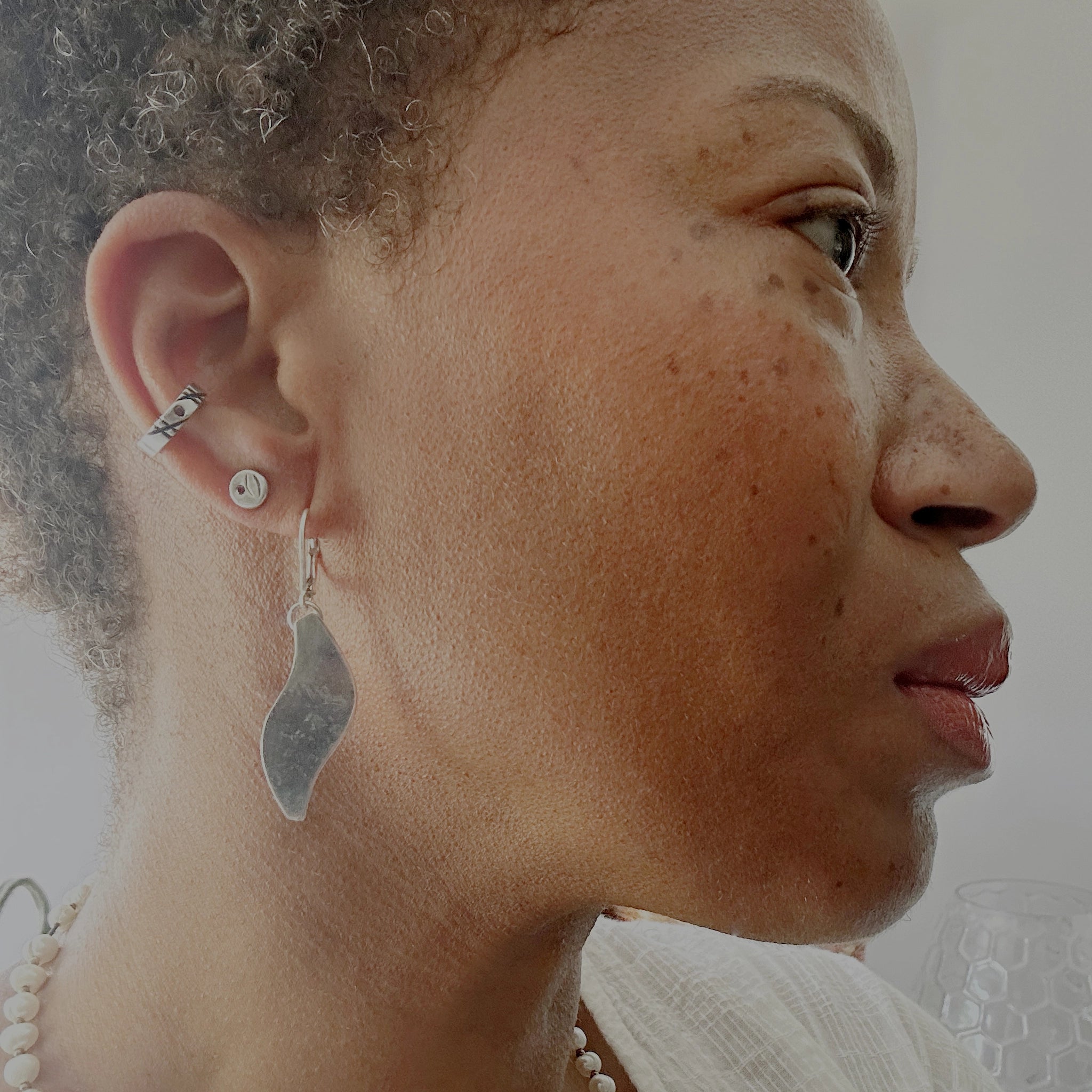 Earcuff Zendaya argent 925 scarifié avec grenat serti accompagné de puce et de boucled'oreille, collection Keloïd EMIKemi