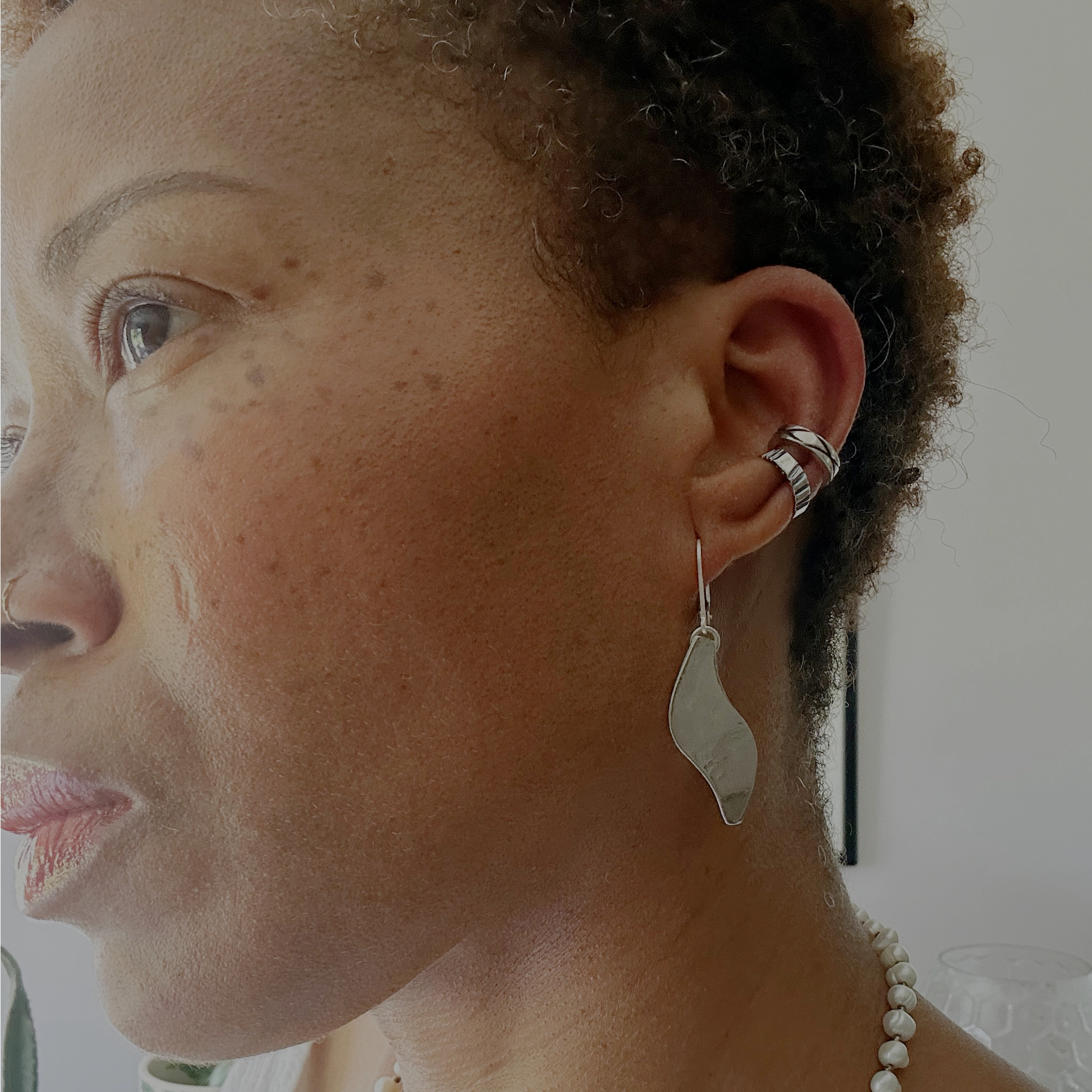 Earcuff Sade argent 925 oxydé stries verticales avec boucles d'oreilles collection Keloïd EMIKemi
