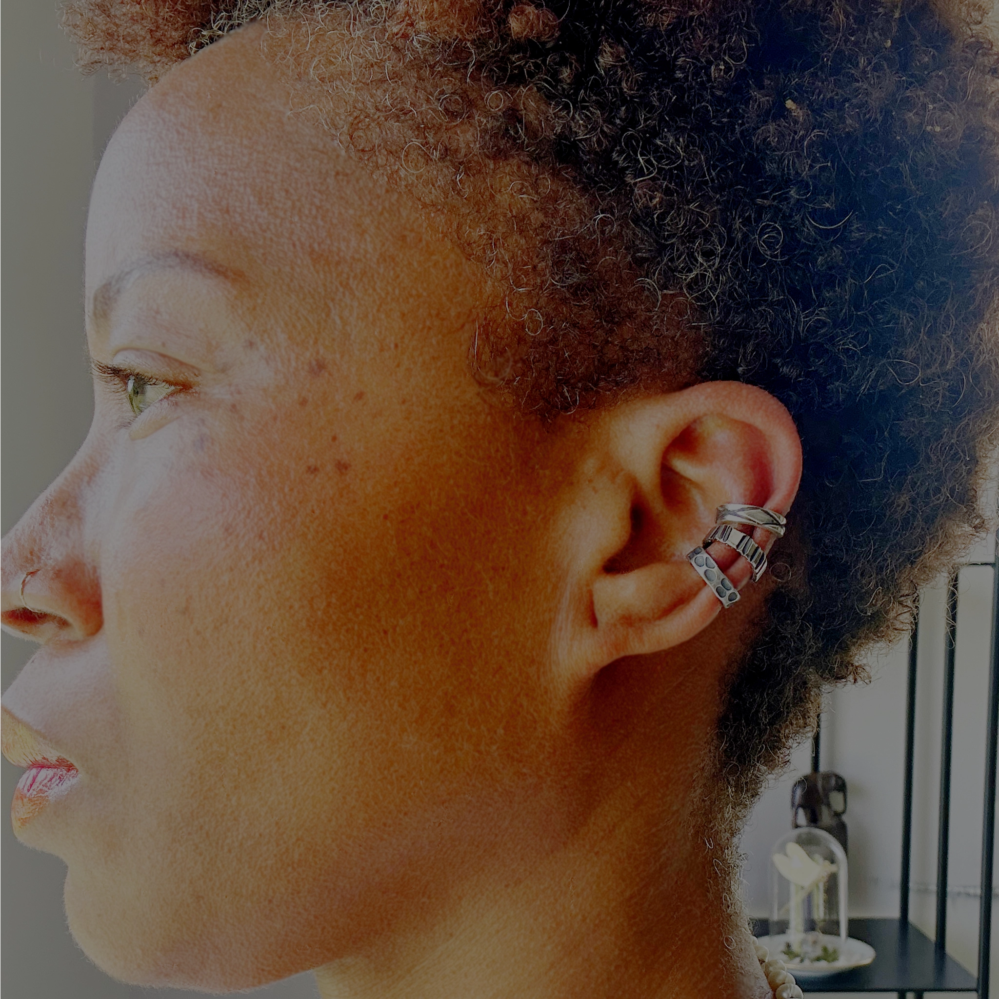 Earcuff Simba argent 925 oxydé losanges entrelacés porté avec 2 autres collection Keloïd EMIKemi