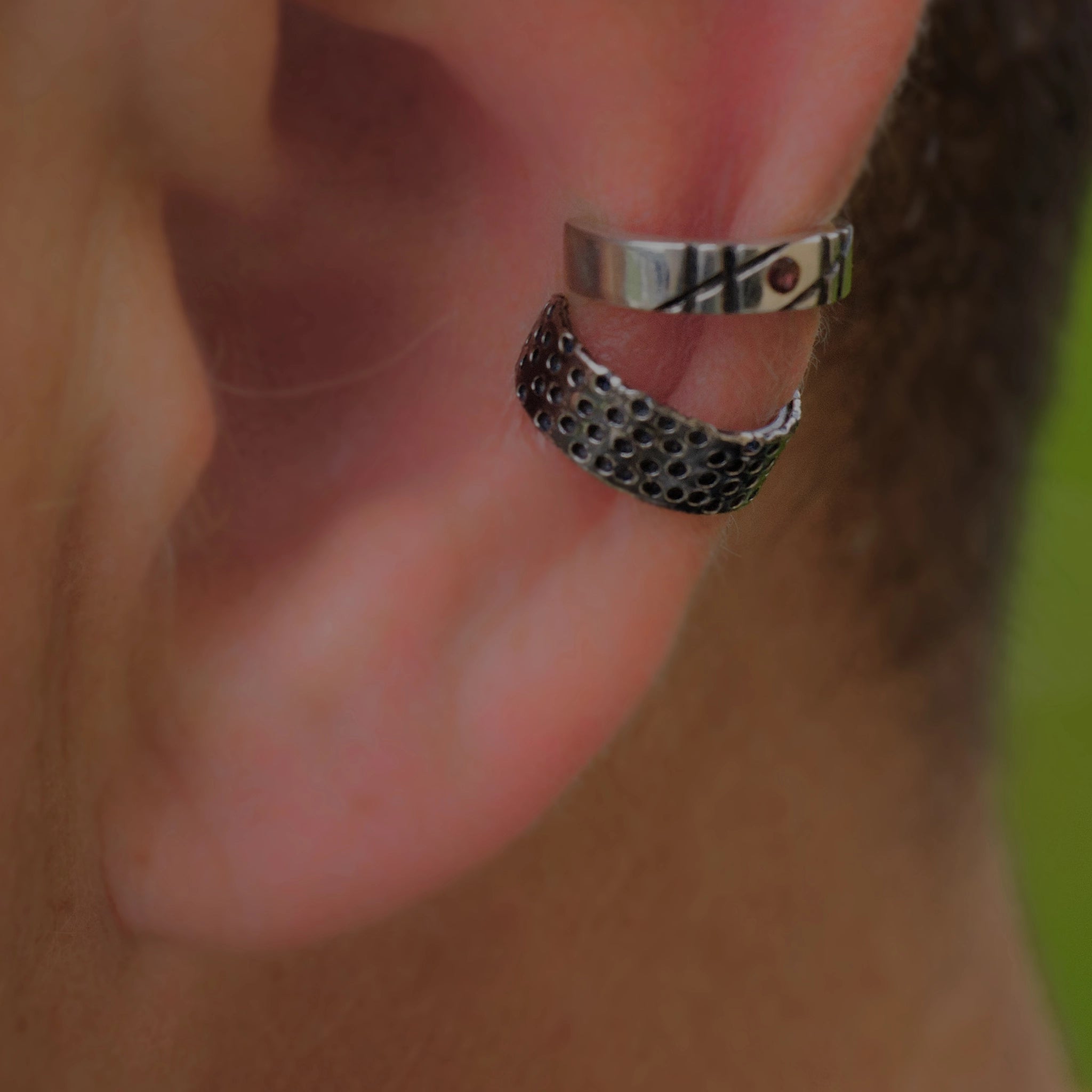 Earcuff Zendaya argent 925 scarifié avec grenat serti en avumulation, collection Keloïd EMIKemi