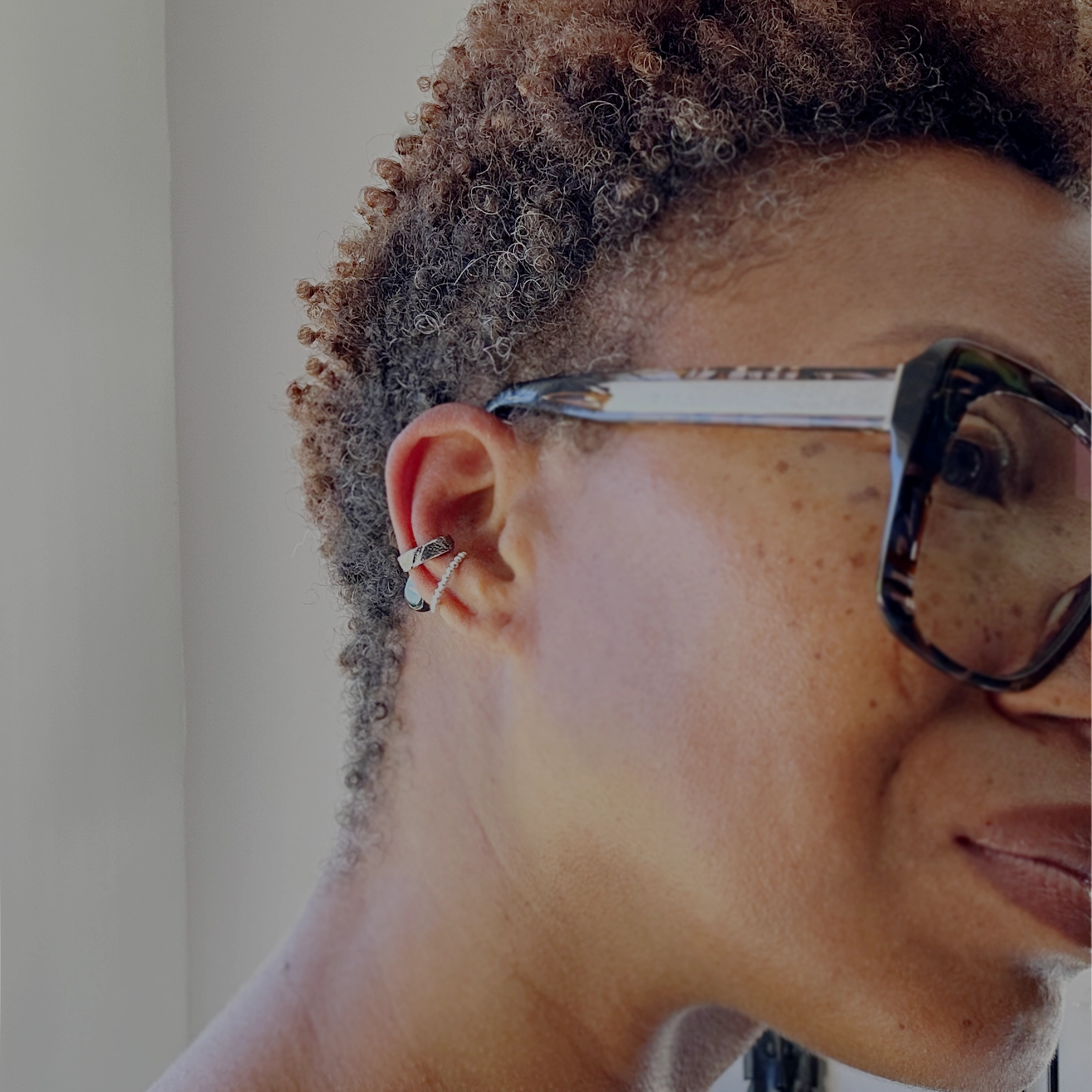 Earcuff Zuri argent 925 oxydé texture craquelée porté en accumulation collection Keloïd EMIKemi 
