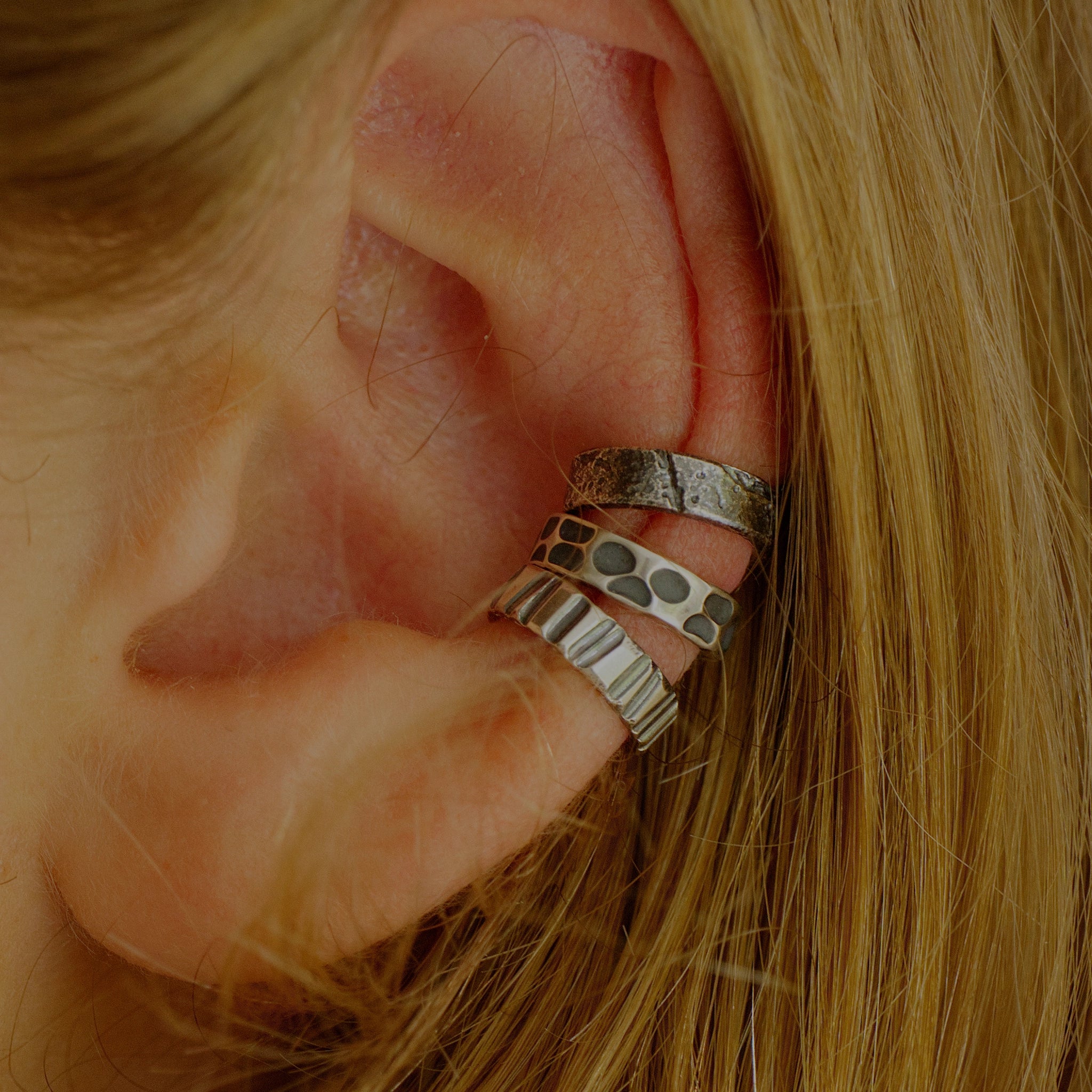 Earcuff Sade argent 925 oxydé stries verticales porté en accumulation collection Keloïd EMIKemi