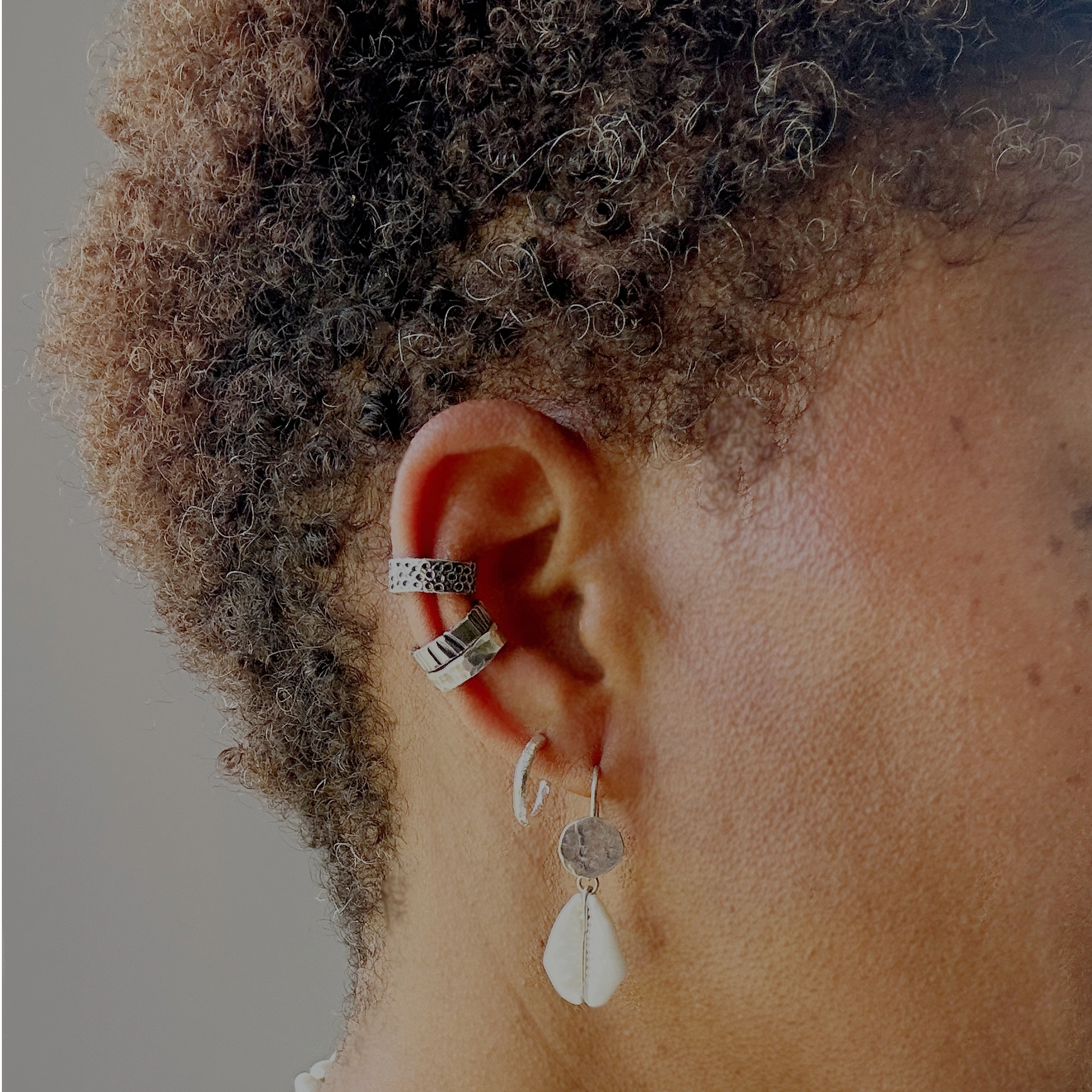 Earcuff Sade argent 925 oxydé stries verticales porté en accumulation collection Keloïd EMIKemi