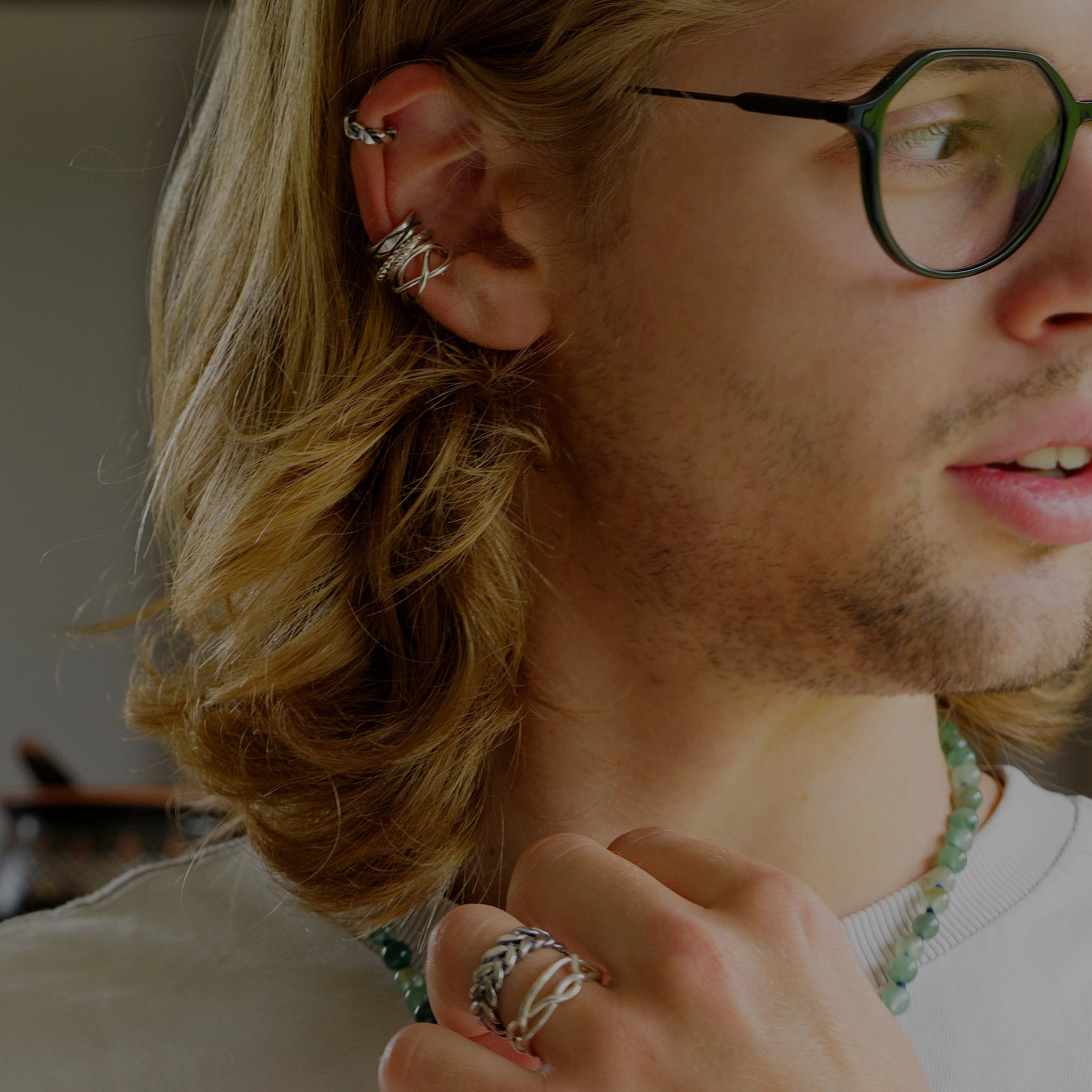 Earcuff Enitan argent 925 tresse filaire lâche porté en accumulation, collection Keloïd