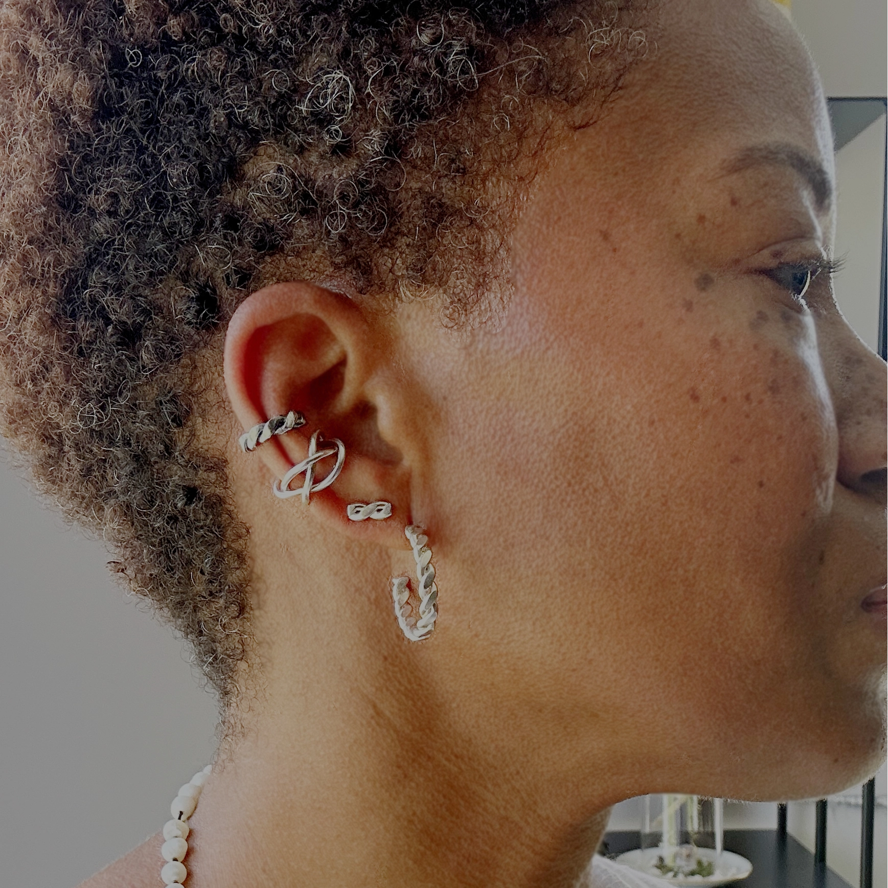 Earcuff Enitan argent 925 tresse filaire lâche en accumulation avec des bijoux trsadés, collection Keloïd