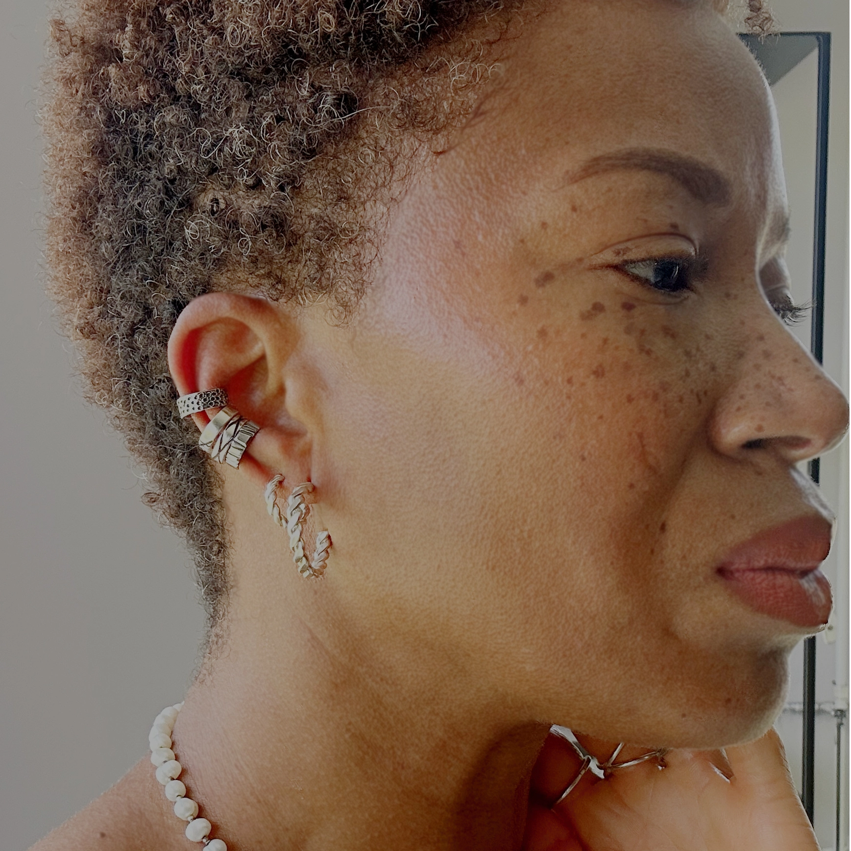 Earcuff Sade argent 925 oxydé stries verticales en acumulation avec des créoles collection Keloïd EMIKemi