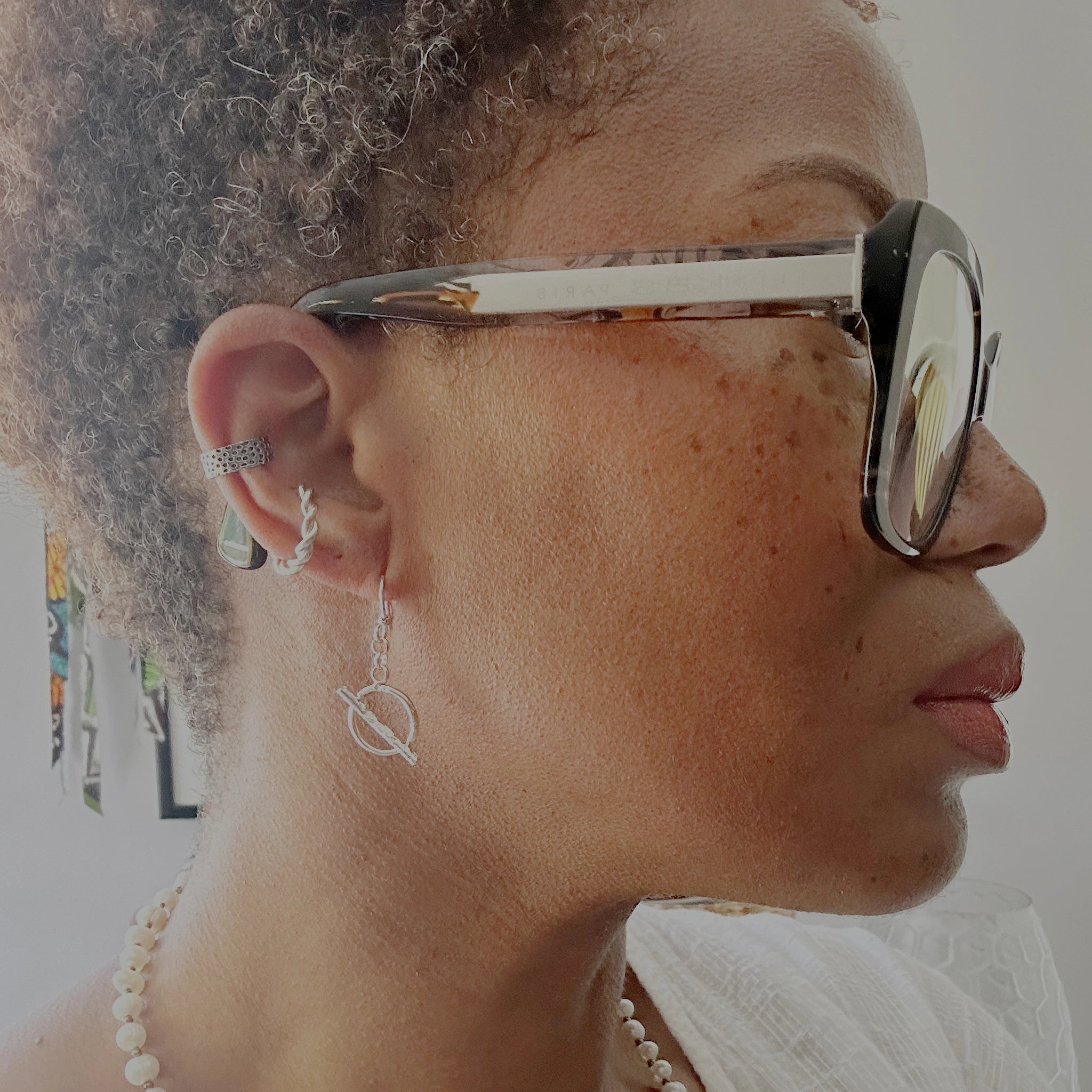 Earcuff Niara en argent 925 oxydé, texture perforée façon cratères avec boucles d'oerilles, collection Keloïd EMIKemi