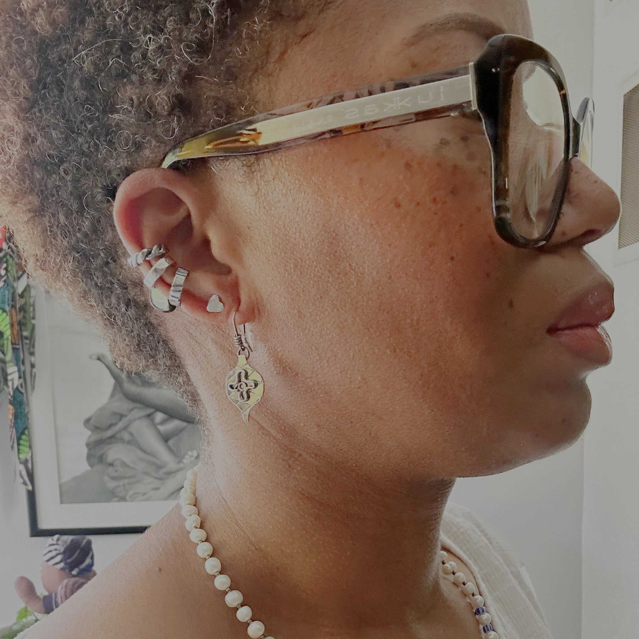 Earcuff Thandeka argent 925 large bande martelée facettée collection Keloïd EMIKemi