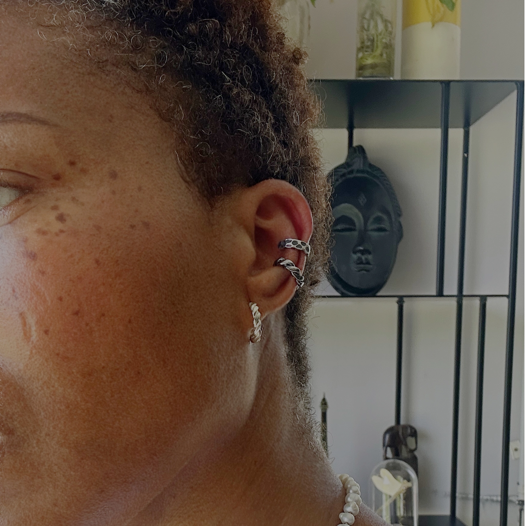 Earcuff Bineta argent 925 oxydé cratères lunaires Porté avec des créoles collection Keloïd EMIKemi