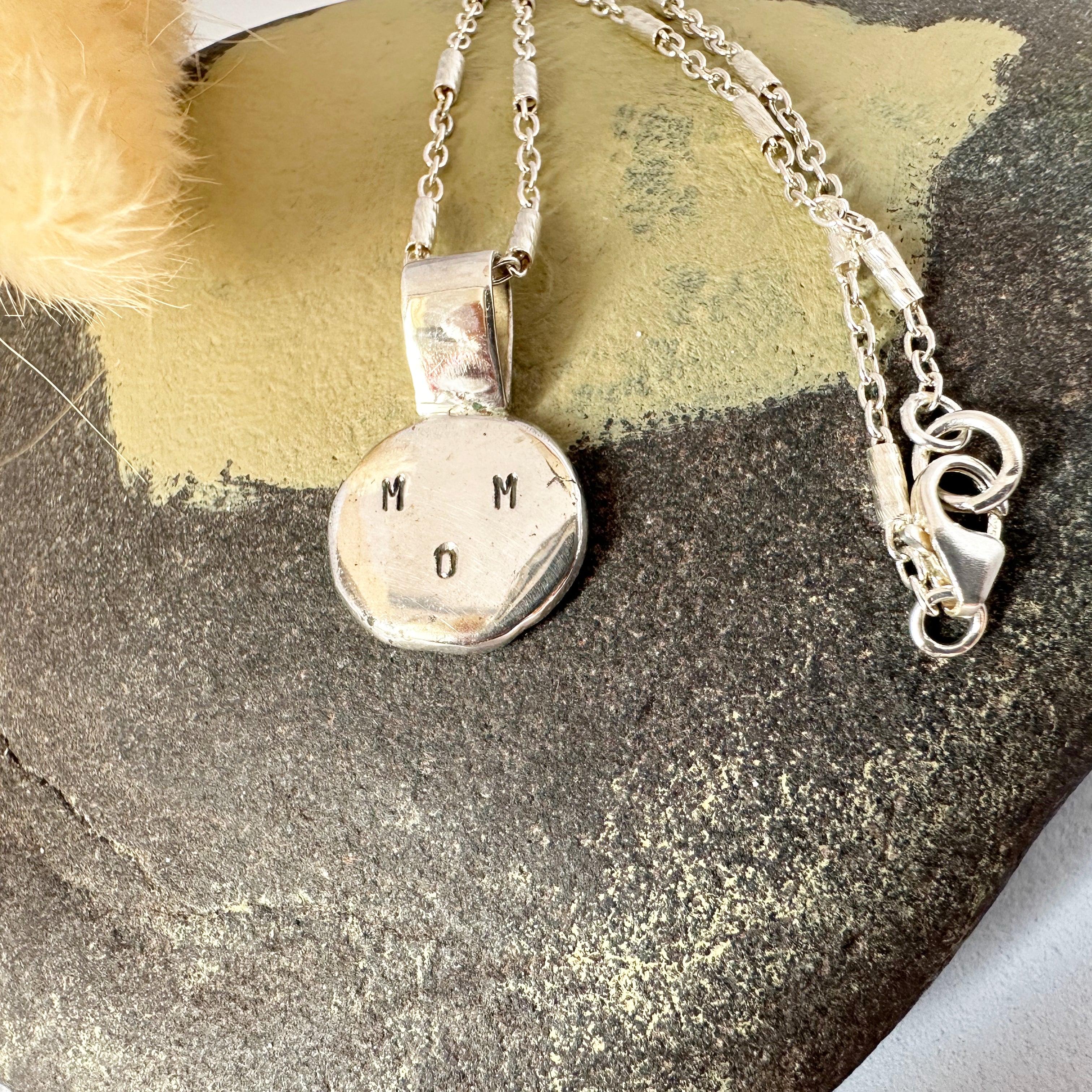 "Collier fête des mères Meyya pendentif MOM - argent 925 artisanal français"