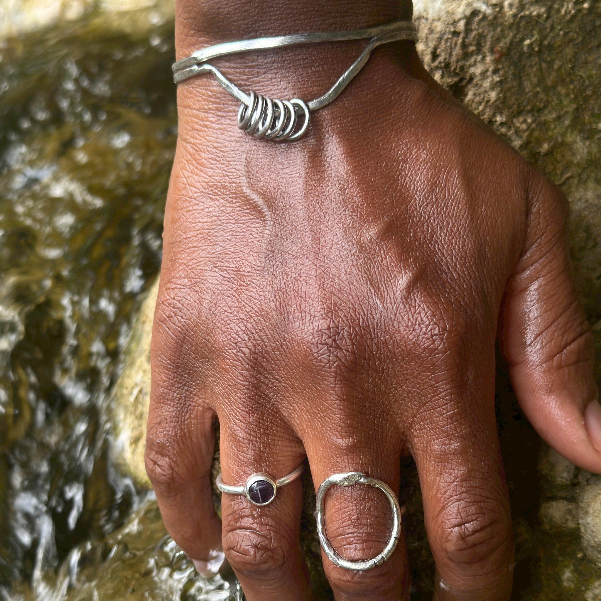 "Bague Adam portée avec bracelet et bague serti clos - collection EMIKemi"