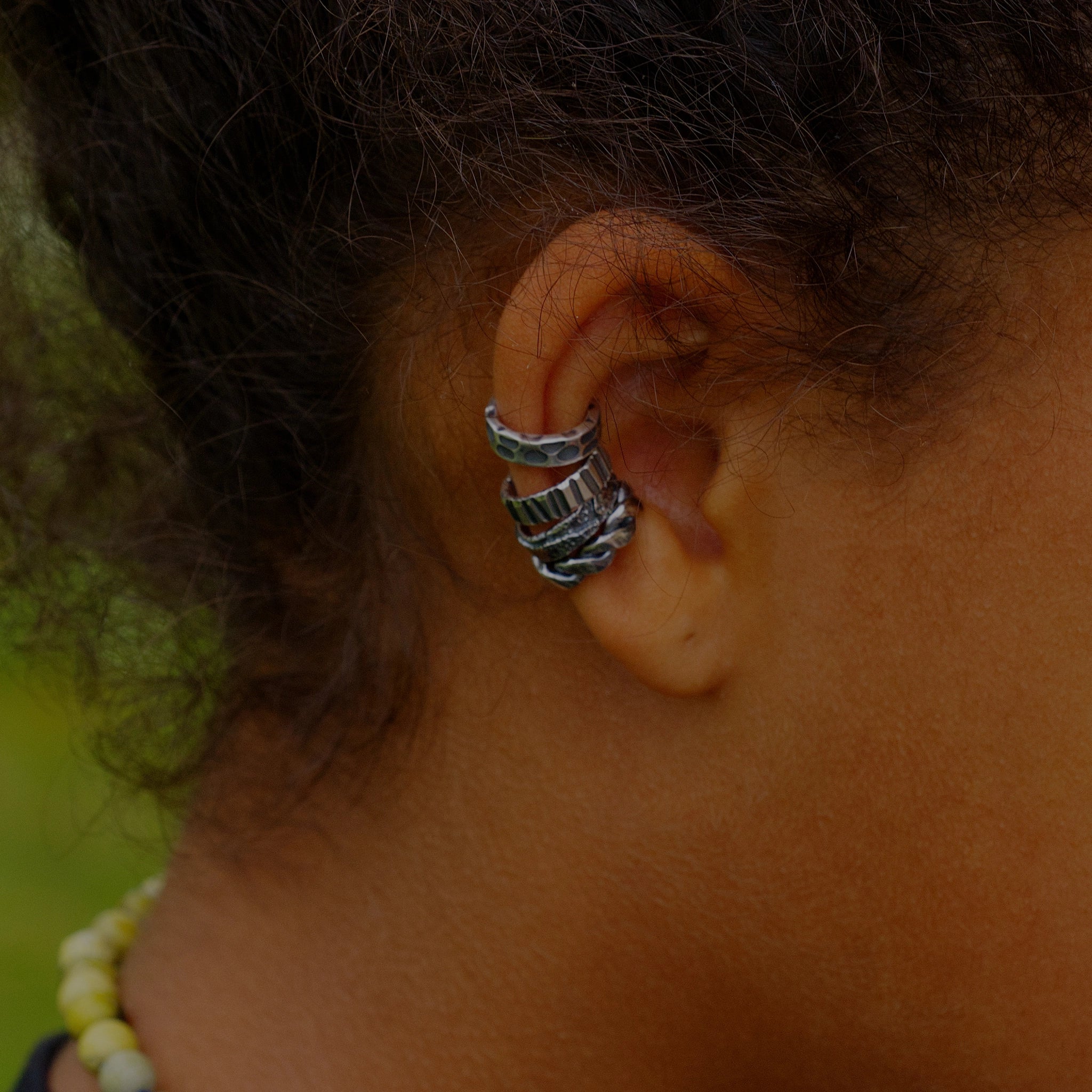 Earcuff Zuri argent 925 oxydé texture craquelée porté en accumulation collection Keloïd EMIKemi 