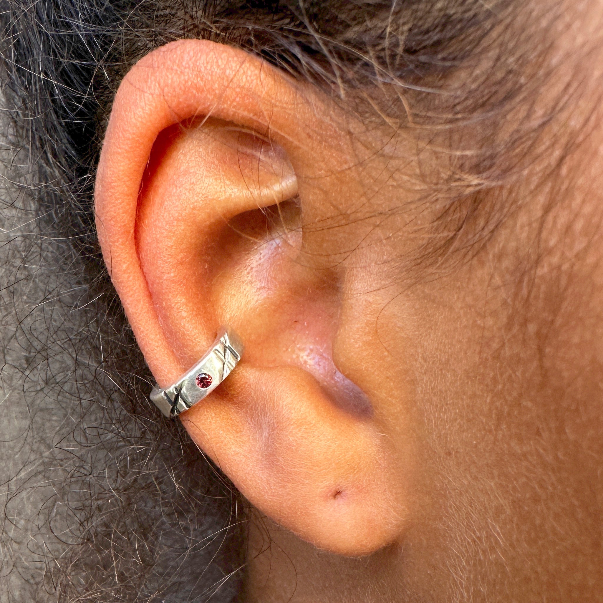 Earcuff Zendaya argent 925 scarifié avec grenat serti porté, collection Keloïd EMIKemi