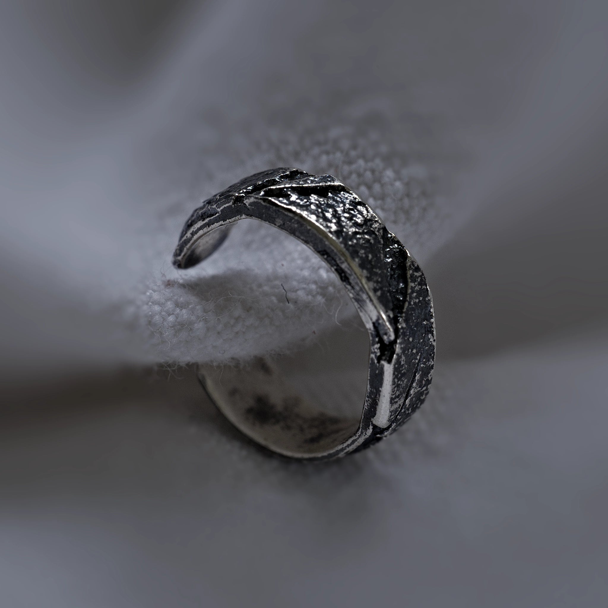Earcuff Zuri argent 925 oxydé texture craquelée collection Keloïd EMIKemi