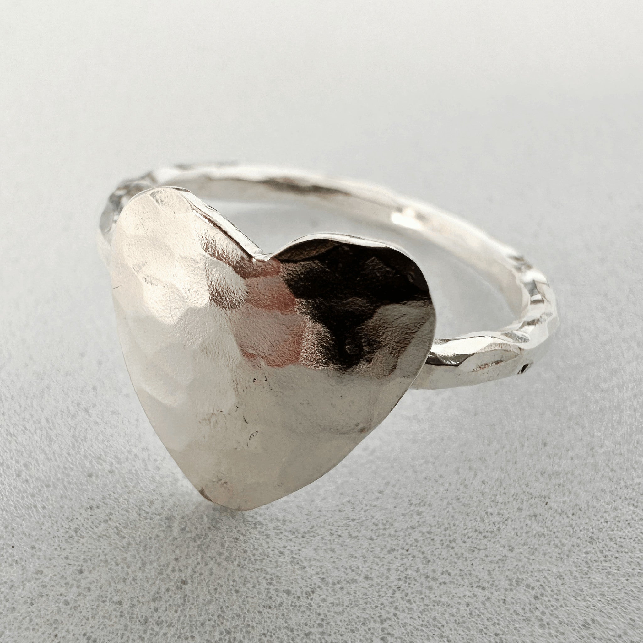 "Détail bague cœur Ife - texture martelée argent sterling relief"