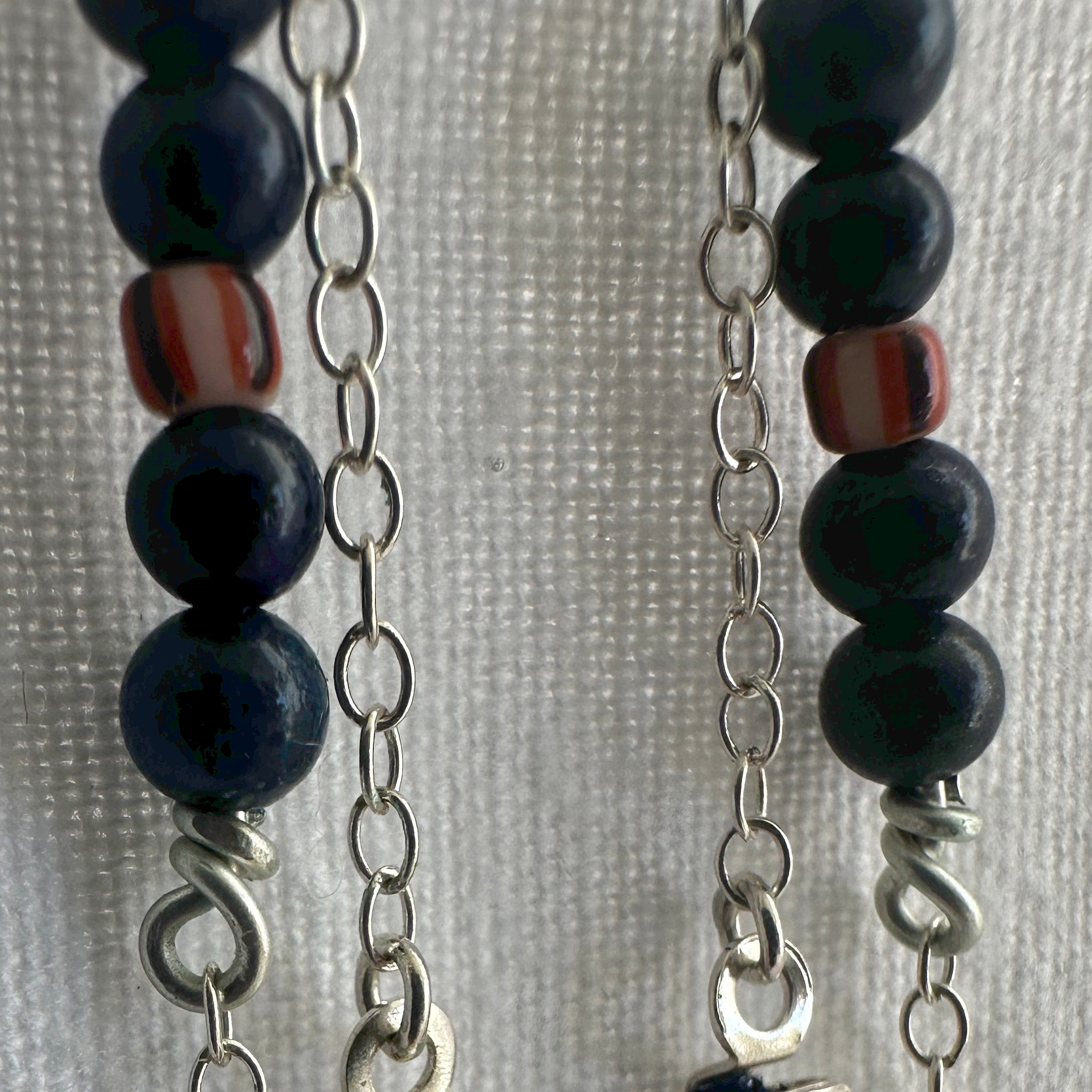 "Détail chaîne argent et pierre lapis-lazuli boucles d'oreilles artisanales"