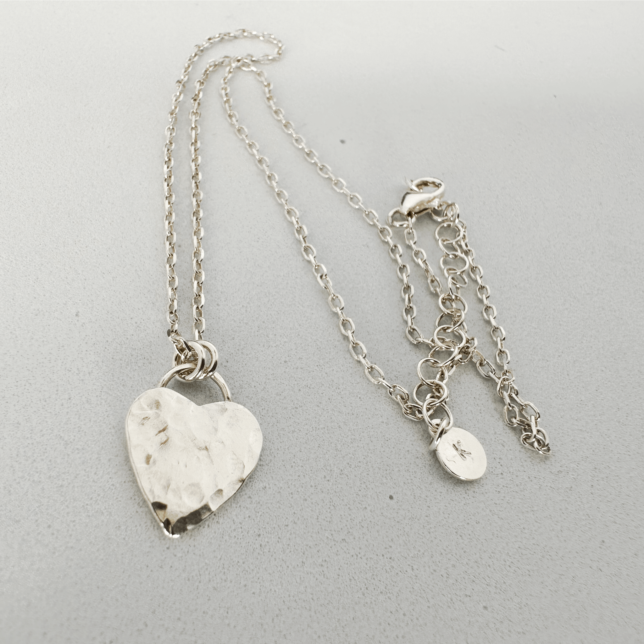 "Collier Ife en argent 925 avec pendentif cœur martelé - romantique EMIKemi"