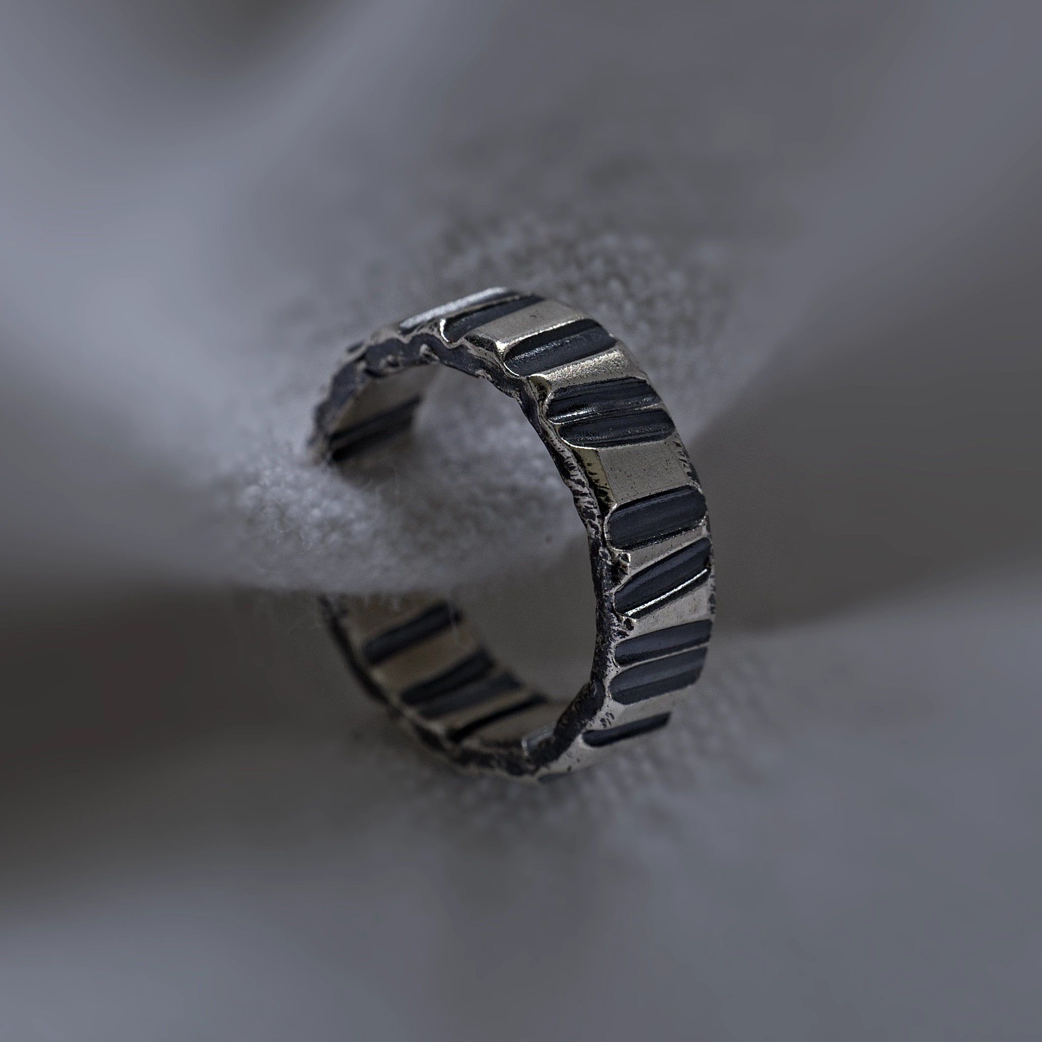 Earcuff Sade argent 925 oxydé stries verticales collection Keloïd EMIKemi