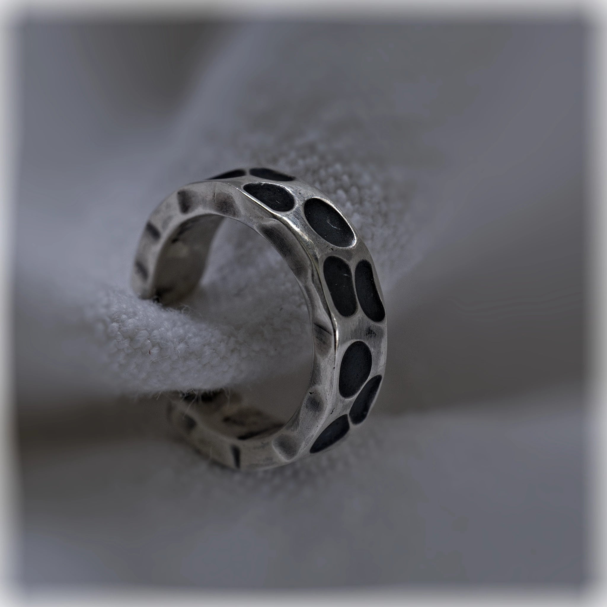 Earcuff Bineta argent 925 oxydé cratères lunaires collection Keloïd EMIKemi