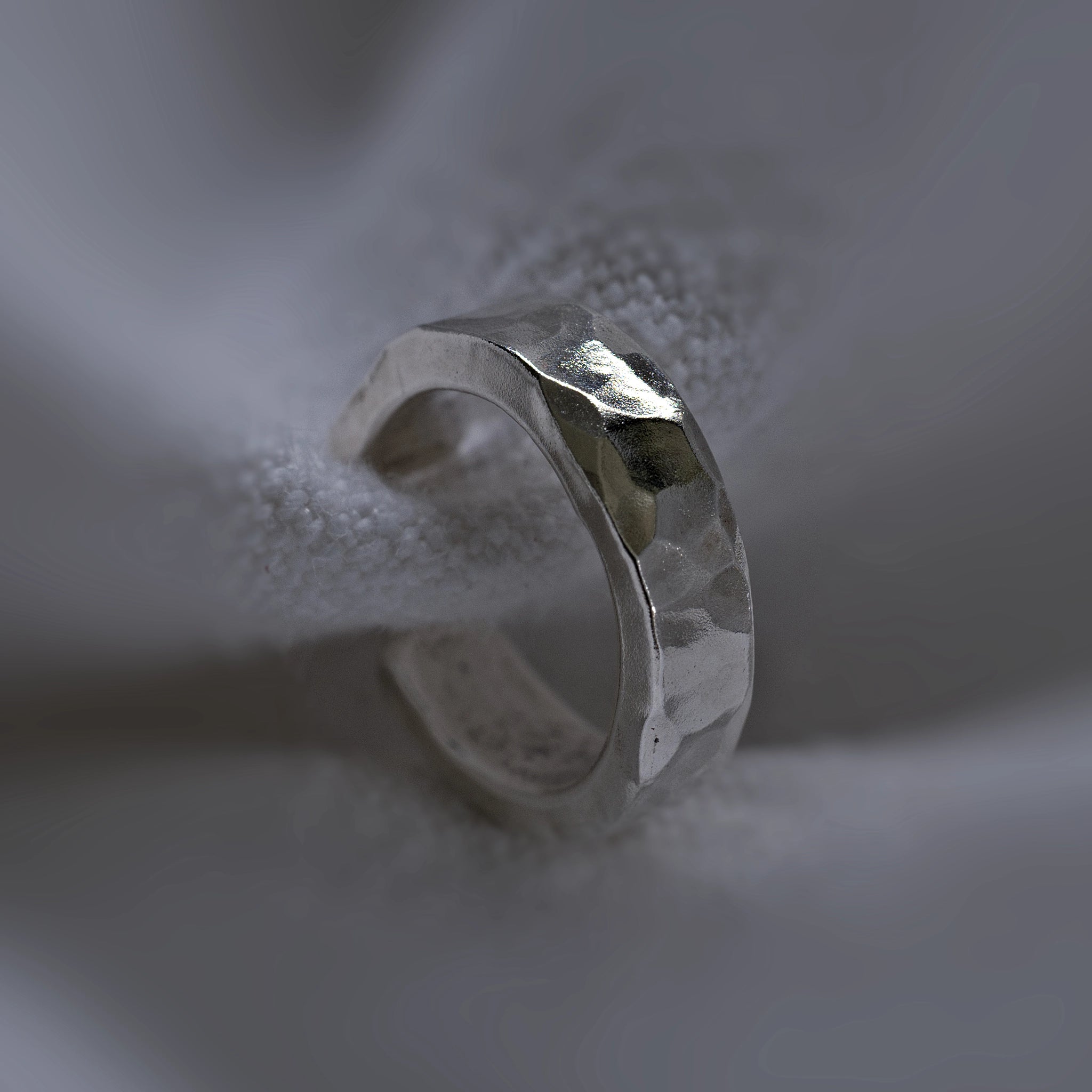 Earcuff Thandeka argent 925 large bande martelée facettée collection Keloïd EMIKemi