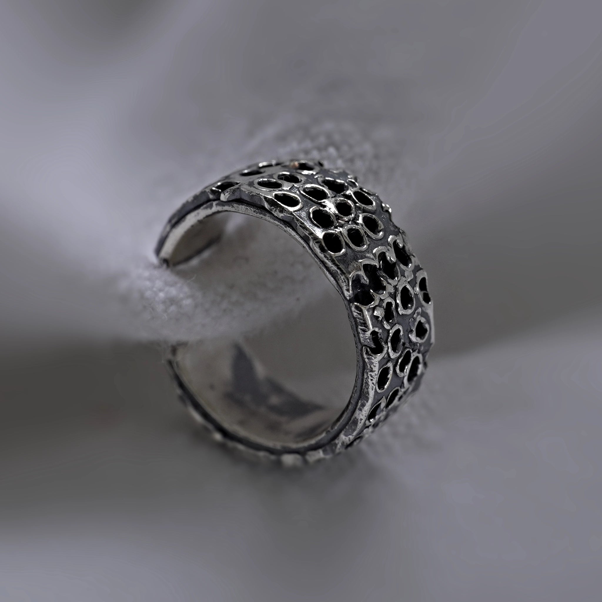 Earcuff Niara en argent 925 oxydé, texture perforée façon cratères, collection Keloïd EMIKemi