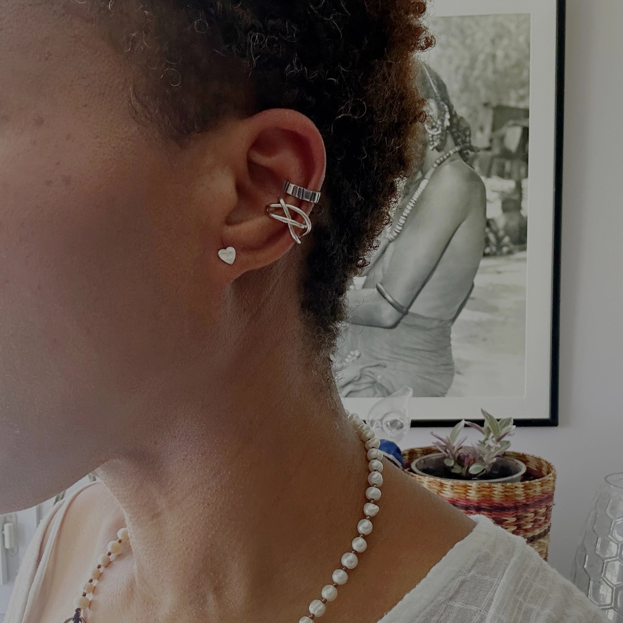 Earcuff Enitan argent 925 tresse filaire lâche en acumulation avec la puce Ife, collection Keloïd